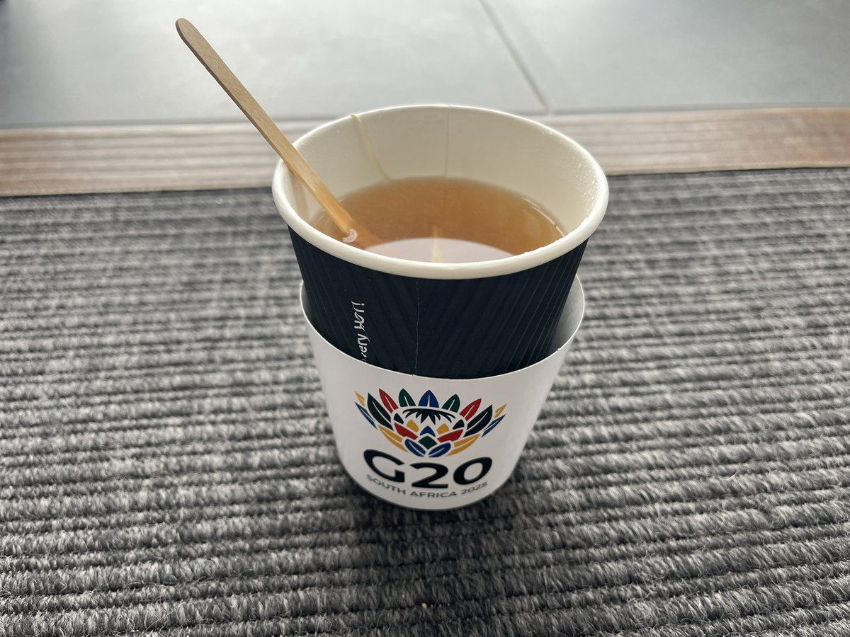 R_Buchsteiner's tweet image. Mein Tee-Becher ist sogar mehr als drei Viertel voll #Merz #Sommerpressekonferenz @POLITICOEurope