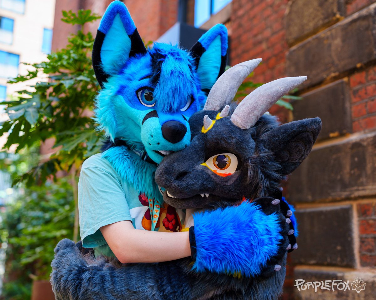 The weather last weekend was so hot I had to shave off my fur! But luckily that made it easier to hug all the cuties at Mancfurs

🐉<a href="/DergyVai/">Vaiseri</a>
📸<a href="/PurpleFoxCosmo/">Cosmo</a>

#fursuitfriday #bittiprotogen #fox #furry