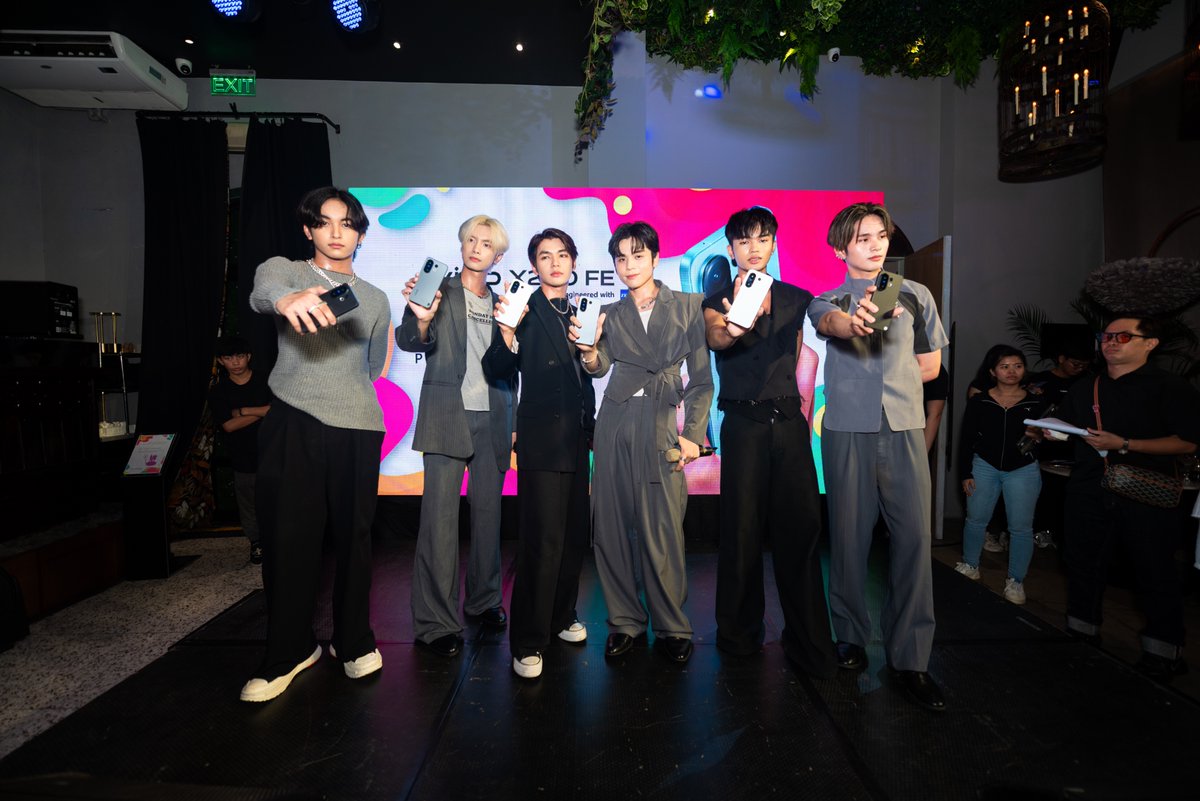 MEET YOUR NEW CONCERT COMPANION!

vivo has officially launched the X200 FE in the Philippines, marking its debut as the first compact telephoto flagship under the vivo X Series.

Priced at P44,999, the device is equipped with a 50MP ZEISS Super Telephoto Camera and a
