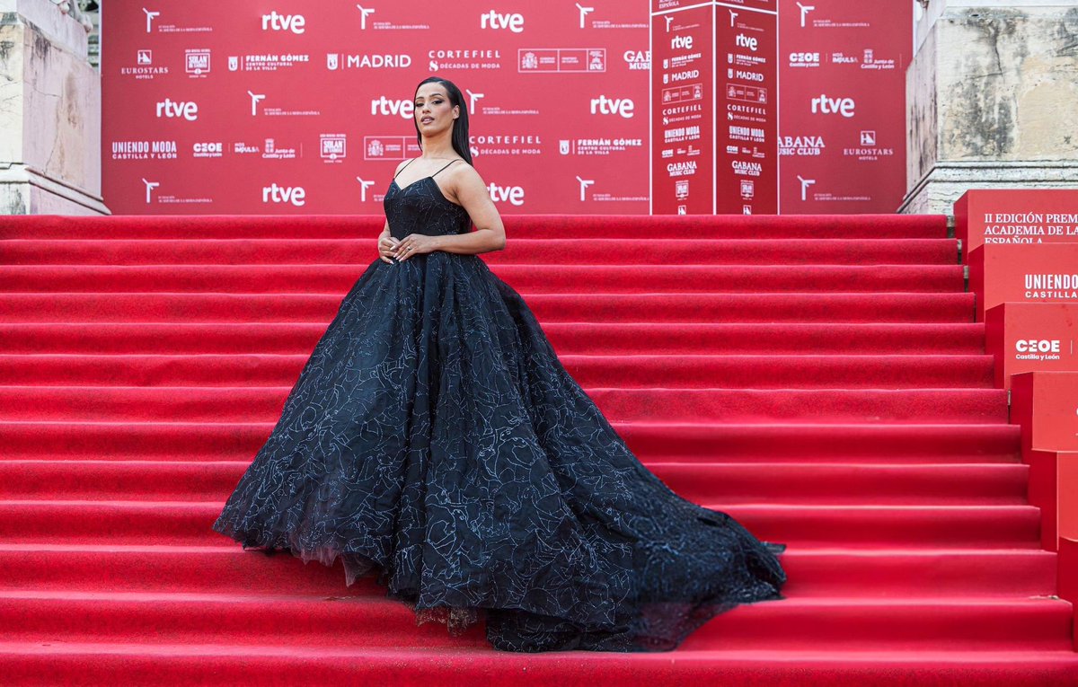 ChanelTSpain's tweet image. Chanel ayer en la alfombra roja de los #PremiosModaRTVE 🌟