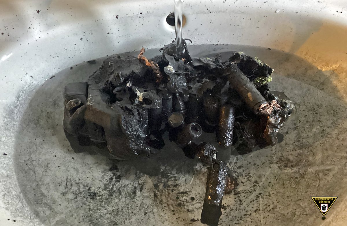 Heute Morgen geriet ein #Akku in einem Haus in Brand. Der Eigentümer legte diesen in die Badewanne und alarmierte die #Feuerwehr #München.
Alle Infos dazu gibt es hier:
presseportal.de/blaulicht/pm/1…

#WirFürMünchen
