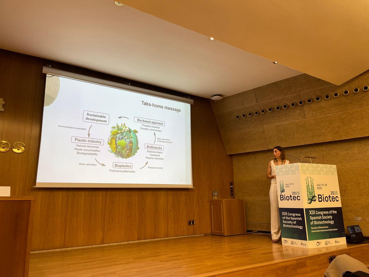 SSebiot's tweet image. #Biotec2025 🧬 Natalia Hernández-Herreros, del @polybiogroup del @CIB_CSIC, ha presentado las nuevas estrategias que está desarrollando el grupo para la producción de bioplásticos a partir de poliésteres generados por microorganismos, como los PHAs.
👉 buff.ly/AbCJJSE