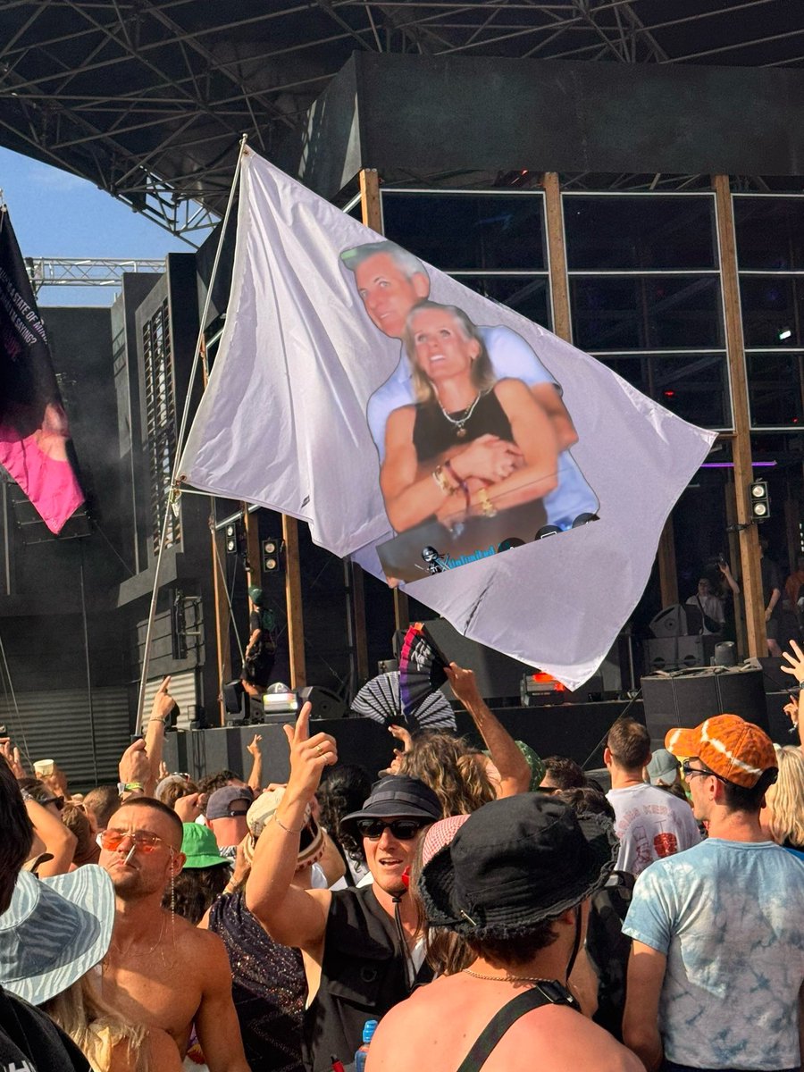 slay1296653's tweet photo. got my flag ready for glastonbury next year 
#Coldplay #cheaterscaught #ceo #andybyron #KristinCabot https://t.co/rjxGqyAPYb