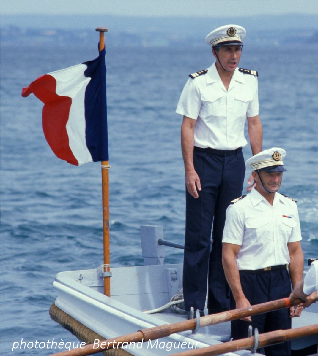 Éric TABARLY quitte à 53 ans la Marine nationale, le 21 juillet 1985.
Il y aura commandé qu'un seul navire, l'EDIC L9092, en 1963.
Il y aura atteint, d'active, le grade de capitaine de frégate.
