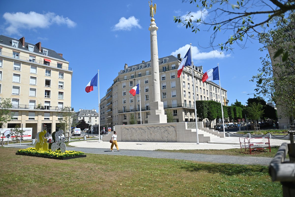 CaenOfficiel's tweet image. 🌱LA PLACE FOCH, NOUVEAU LIEU DE RESPIRATION
Le projet de végétalisation s’est achevé à la fin du printemps. Il permet de consolider les liens entre le centre-ville et la prairie en renforçant l’attractivité de cette place dont l’aménagement ne répondait plus aux enjeux actuels.