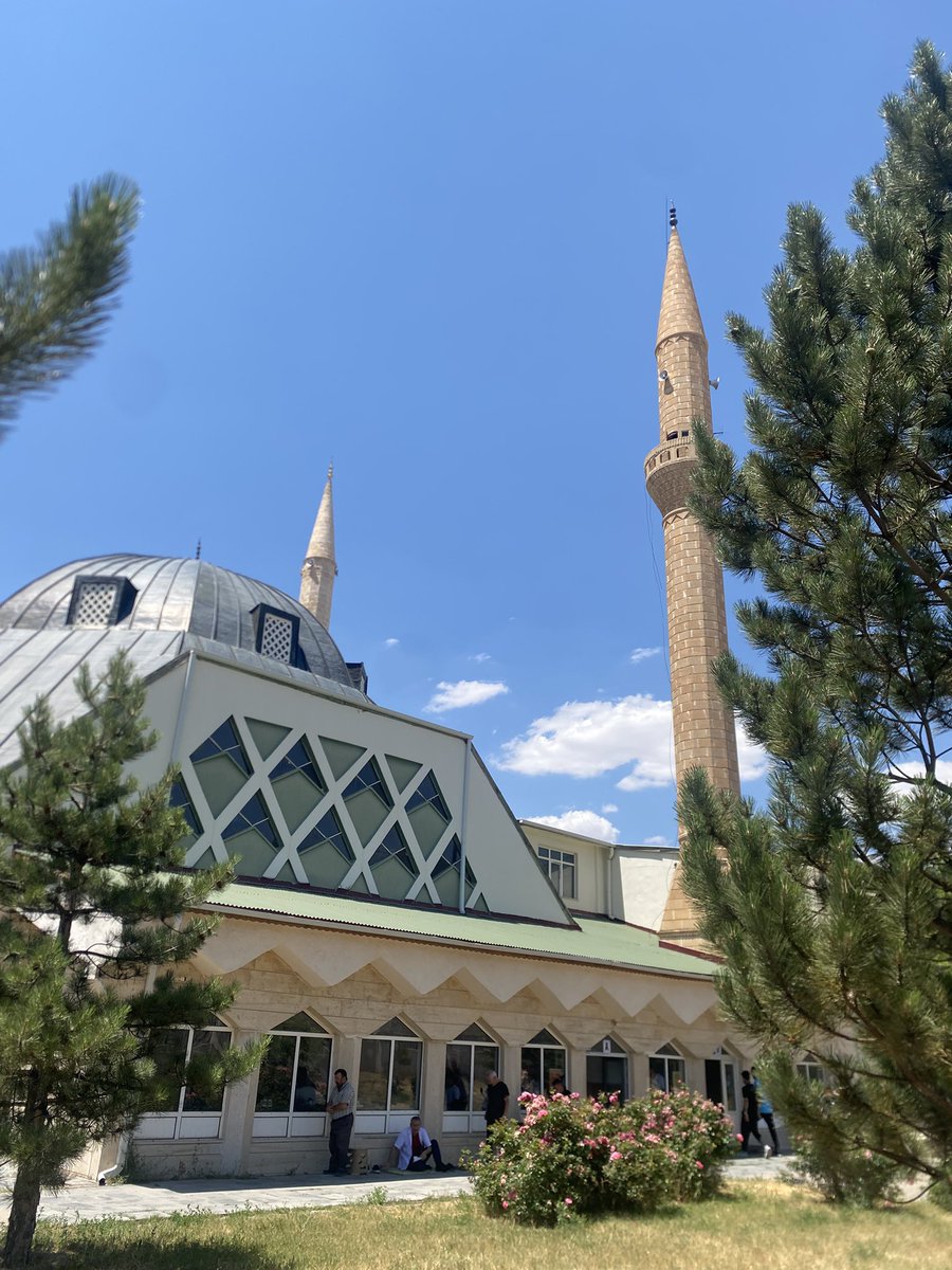 Hüzünlü Cuma.
Dönem arkadaşımız, Kıymetli Dostumuz
Vali - Mülkiye Başmüfettişi Erol Karaömeroğlu Kardaşım iki gün önce Sivas’ta geçirdiği trafik kazası nedeniyle yoğun bakımdaydı.
Az önce içimizi yakan haberi hastanede aldık.
Kelimeler kifayetsiz kalıyor.
Rabbim ailesine ,