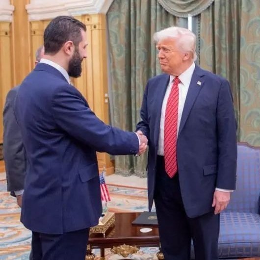 hashemy_ir's tweet image. حسین مرعشی:
«اگر روحانی با ترامپ سلام علیک میکرد و دست میداد، همه تحریمها برداشته میشد!»