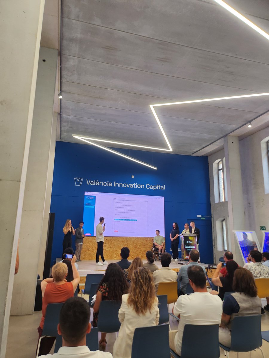 VLCIEcosystem's tweet image. El alumnado de curso “Desarrollo Web Full Stack” de @XTalentoDigital presenta sus proyectos finales: soluciones digitales diseñadas para retos reales de innovación. Más de 490 horas de formación que se transforman en propuestas aplicables a proyectos europeos de @VLCInnovation.