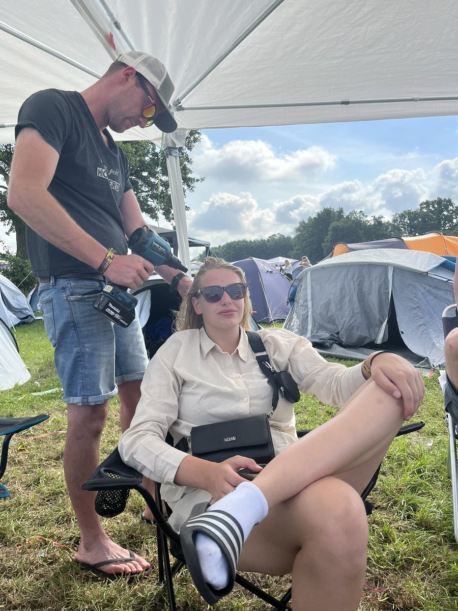 douwegerlof's tweet photo. @nickhoekman Dan douche pakken en afföhnen met een Makita #zcleven #zc25 https://t.co/SYNbFWucba