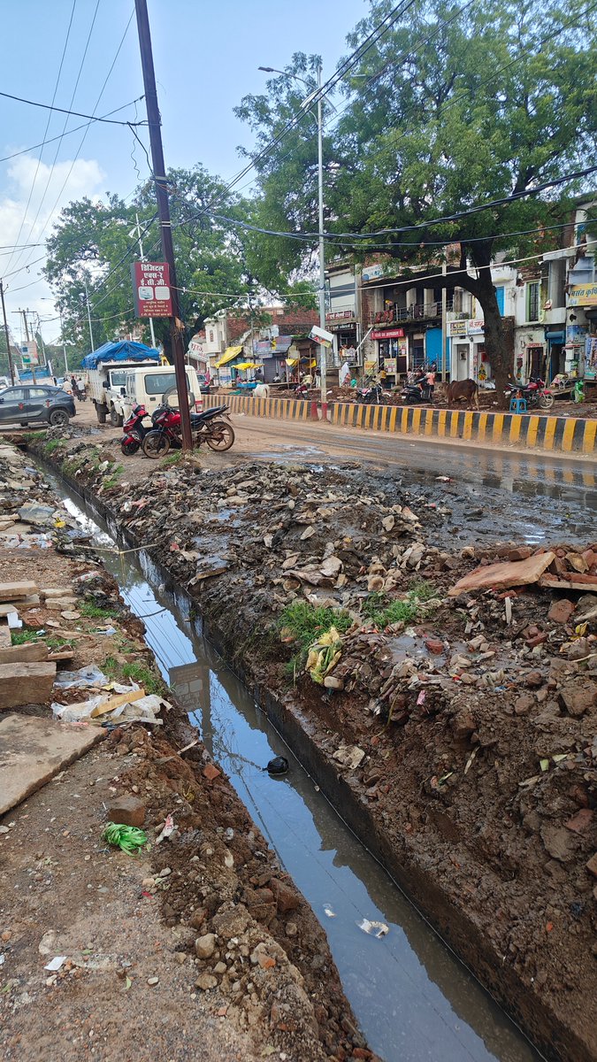 Guptajioffial's tweet photo. Grateful that #Indore made 🇮🇳 proud by ranking #1 in cleanliness.
But here in #Mauganj, we face open drains, filth &amp; neglect.

👷 Nagar Nigam officer says: "Kaam ho gaya, jo karna hai kar lo."

@CMMadhyaPradesh @CmoRewa @CollectorMauganj
Is this #SwachhBharat?
#MadhyaPradesh https://t.co/g9gSSUByeM