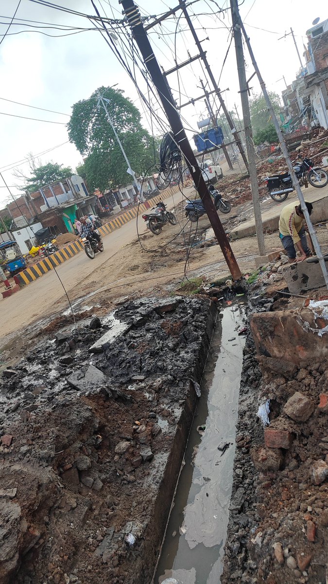 Guptajioffial's tweet photo. Grateful that #Indore made 🇮🇳 proud by ranking #1 in cleanliness.
But here in #Mauganj, we face open drains, filth &amp; neglect.

👷 Nagar Nigam officer says: "Kaam ho gaya, jo karna hai kar lo."

@CMMadhyaPradesh @CmoRewa @CollectorMauganj
Is this #SwachhBharat?
#MadhyaPradesh https://t.co/g9gSSUByeM