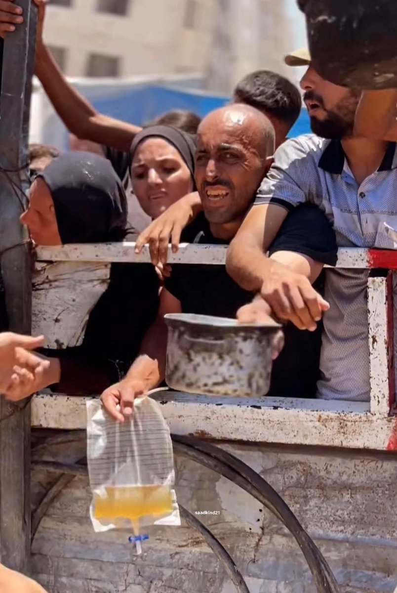 🚨 A man in Gaza was seen standing in line for food while carrying a urinary catheter, highlighting the severe humanitarian conditions under the ongoing Israeli siege.