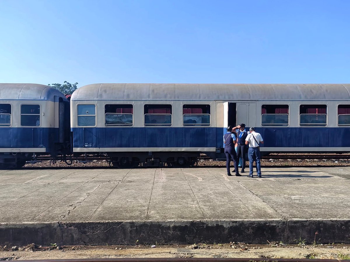 El servicio ferroviario entre las provincias de #Guantànamo y #Holguín quedó restablecido, ahora con tres salidas semanales, una más que cuando se paralizó por problemas técnicos, resueltos por trabajadores del taller Vanguardia Proletaria.