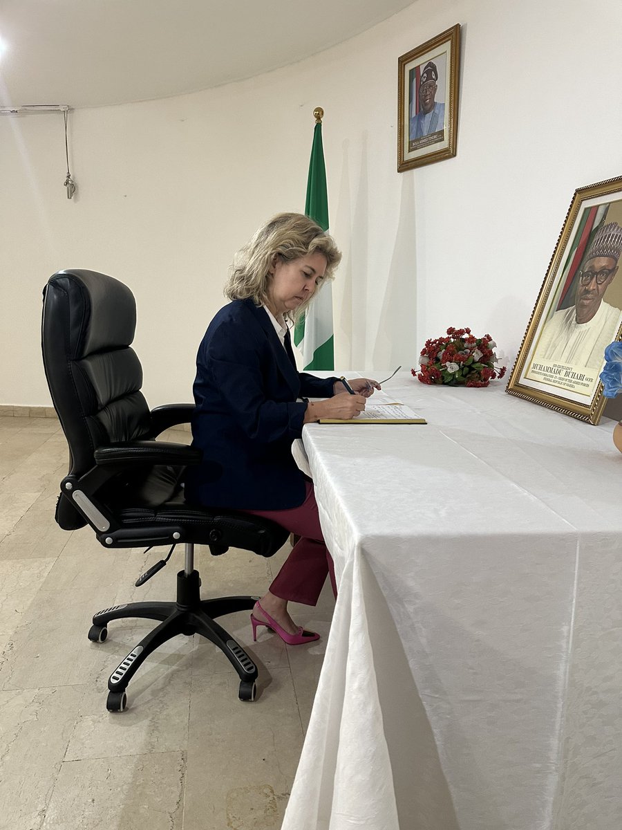 Büyükelçi Deniz Erdoğan Barım,vefat eden Nijerya eski Cumhurbaskanı Muhammed Buhari için Nijerya’nın AbidjanBüyükelçiliği’nde açılan taziye defterini imzaladı.

L’Ambassadeur a signé le livre de condoléances ouvert en l’honneur de S.E.Muhammadu Buhari, ancien Président du Nigéria
