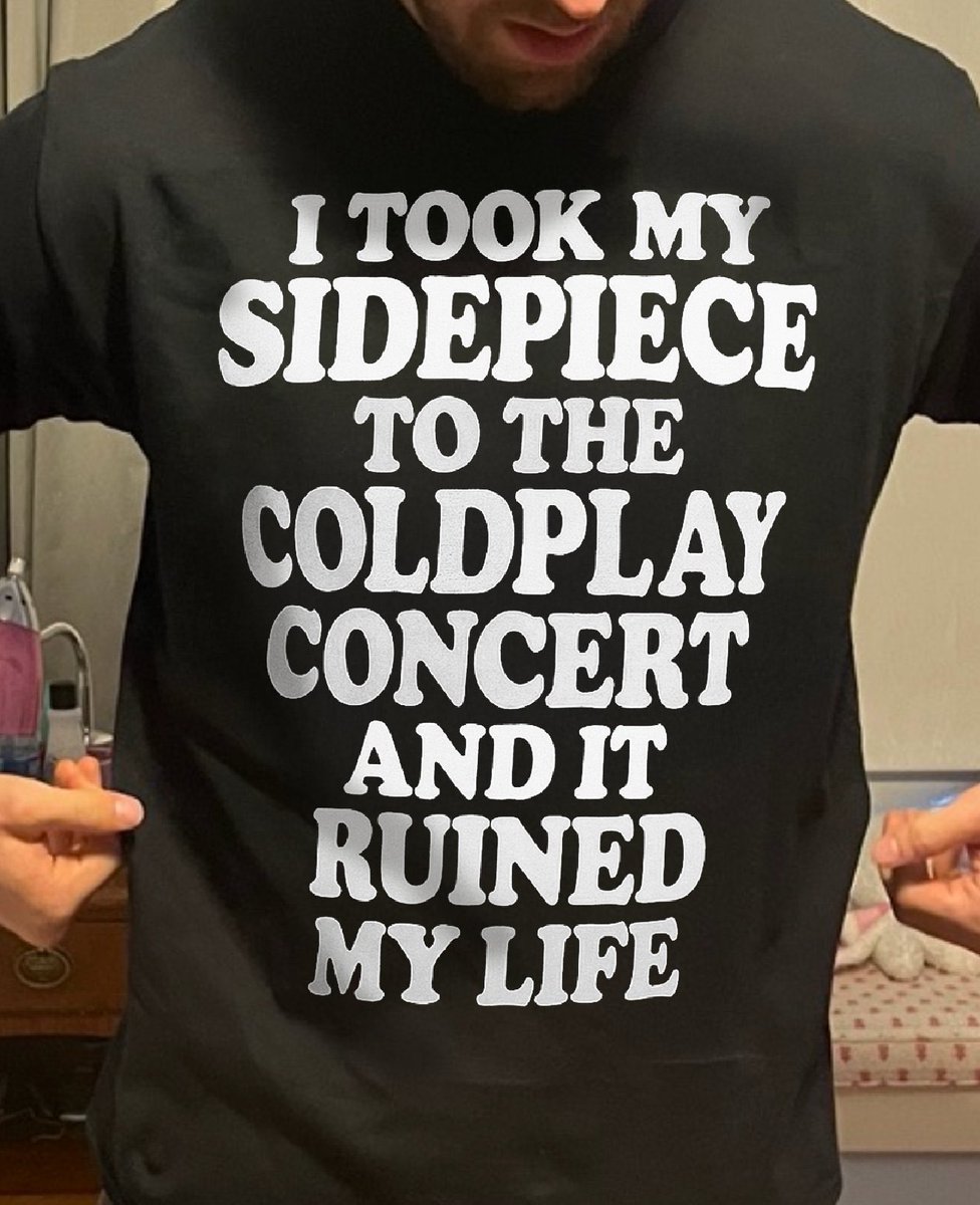 artdirectionk's tweet image. The singular most captivating thing to ever occur at a cold played gig ๐๐คฃ #Coldplay are trending across the ๐ and its not for their music! ๐คญ #FridayFeeling