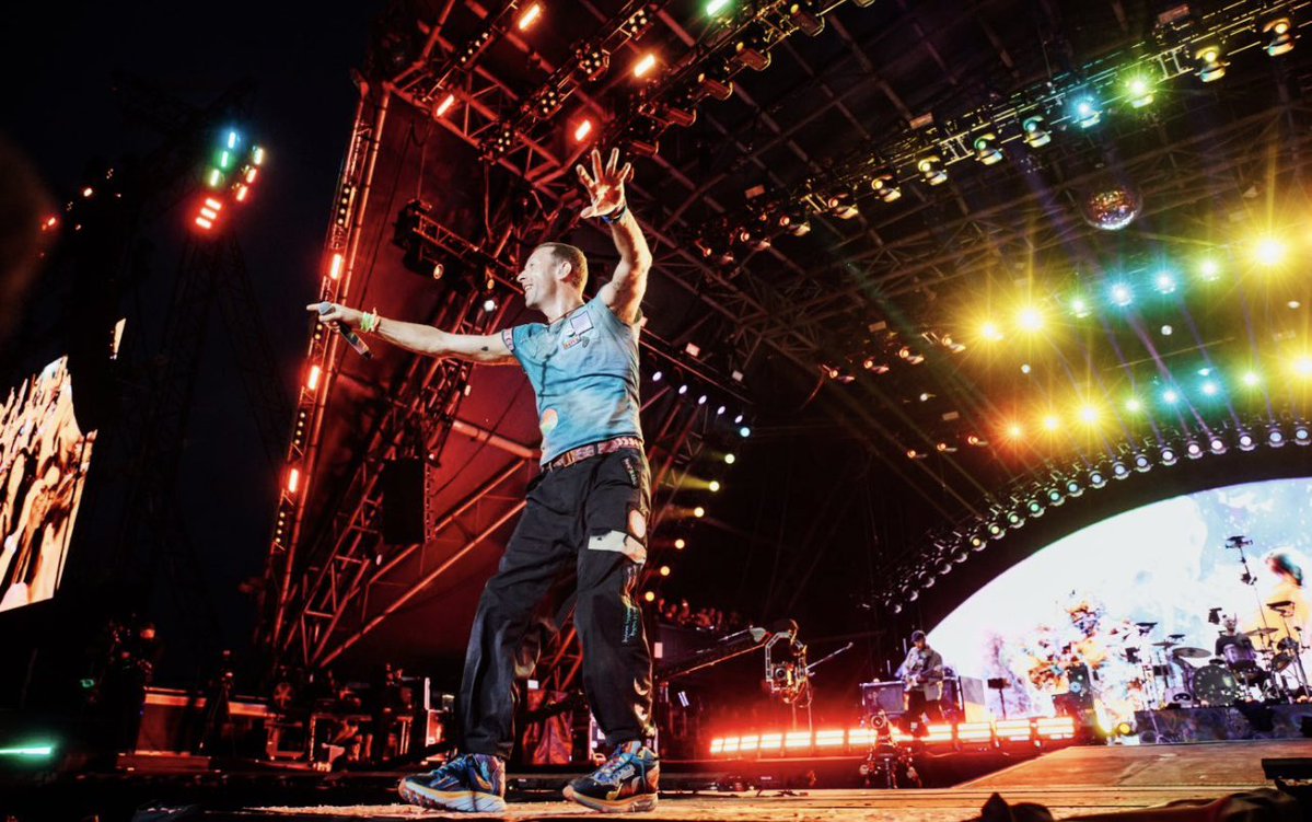 artdirectionk's tweet image. The singular most captivating thing to ever occur at a cold played gig ๐๐คฃ #Coldplay are trending across the ๐ and its not for their music! ๐คญ #FridayFeeling