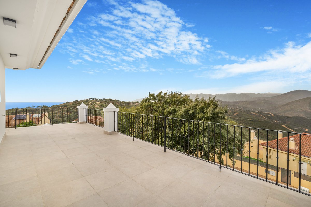 Fantastic three bedroom semi detached villa in a gated community of Monte Elviria, La Mairena.

Ref: 4629MLV
Price: 980.000€

marbellaliving.com/townhouse-for-…

#Lamairena #Marbellaeast #Villa #forsale #Monteelviria #marbella #marbellaliving