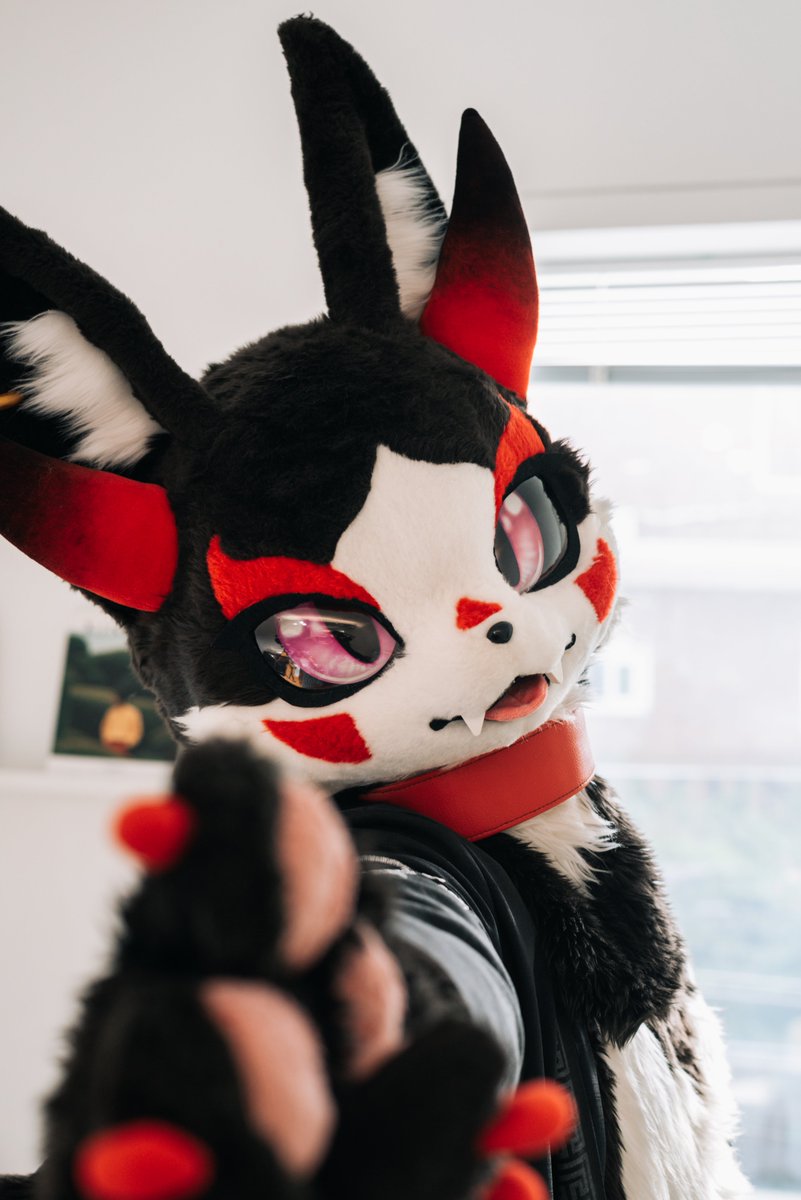 #FursuitFriday

🫵