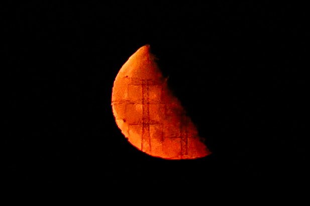 Luna roja avistada en Valmojado, uno de los focos del incendio de Méntrida a la 1:33 de la madrugada.

©️Mario Morón