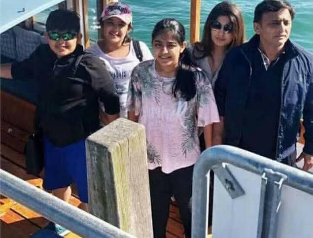 मुलायम का बेटा अखिलेश यादव मुख्यमंत्री बन गया।

मुलायम की बहू डिंपल यादव सांसद बन गईं।

मुलायम का भाई शिवपाल यादव मंत्री बन गया।

मुलायम का चचेरा भाई रामगोपाल यादव सांसद बन गया।

मुलायम का भतीजा धर्मेंद्र यादव सांसद बन गया।

मुलायम का दूसरा भतीजा अक्षय यादव सांसद बन गया।

मुलायम