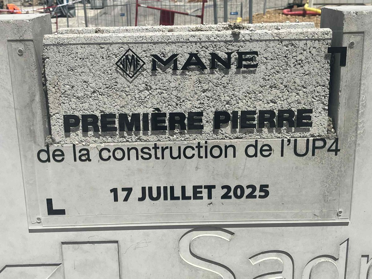 🏗️Pose de la « première » pierre de l’extension de l’entreprise MANE  en présence de sa Présidente Samantha MANE 
du directeur du site nicolas nourtier. 

Une très belle entreprise Familiale de création d'arômes et de parfums.

•MANE c’est : 
- Une présence dans 39 pays, 
-