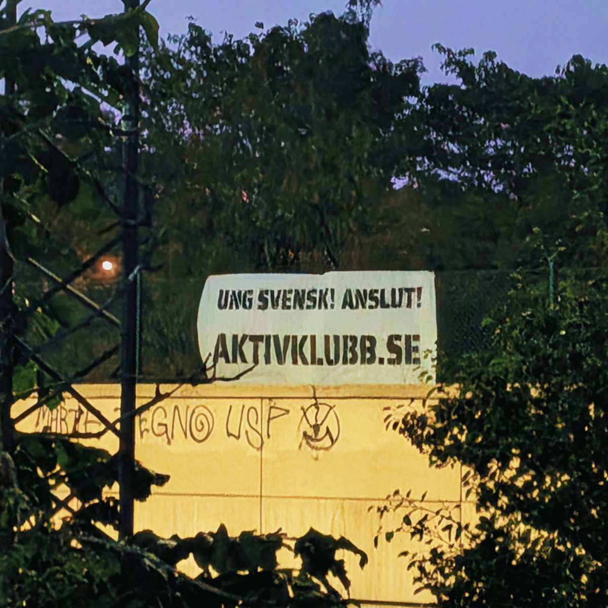 Aktivklubb_SE's tweet image. Vi ska vara glada att vi lever i ett land med så lite kriminalitet att polisen kan lägga 10 man på att kontrollera en träning...
#aktivklubb