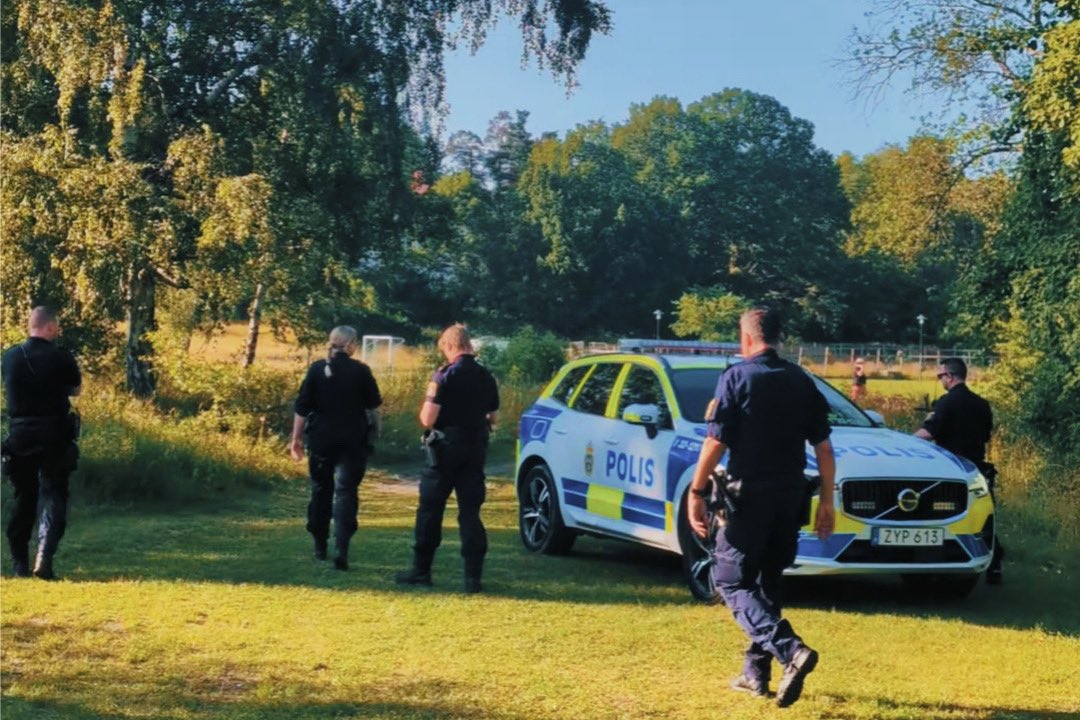 Aktivklubb_SE's tweet image. Vi ska vara glada att vi lever i ett land med så lite kriminalitet att polisen kan lägga 10 man på att kontrollera en träning...
#aktivklubb