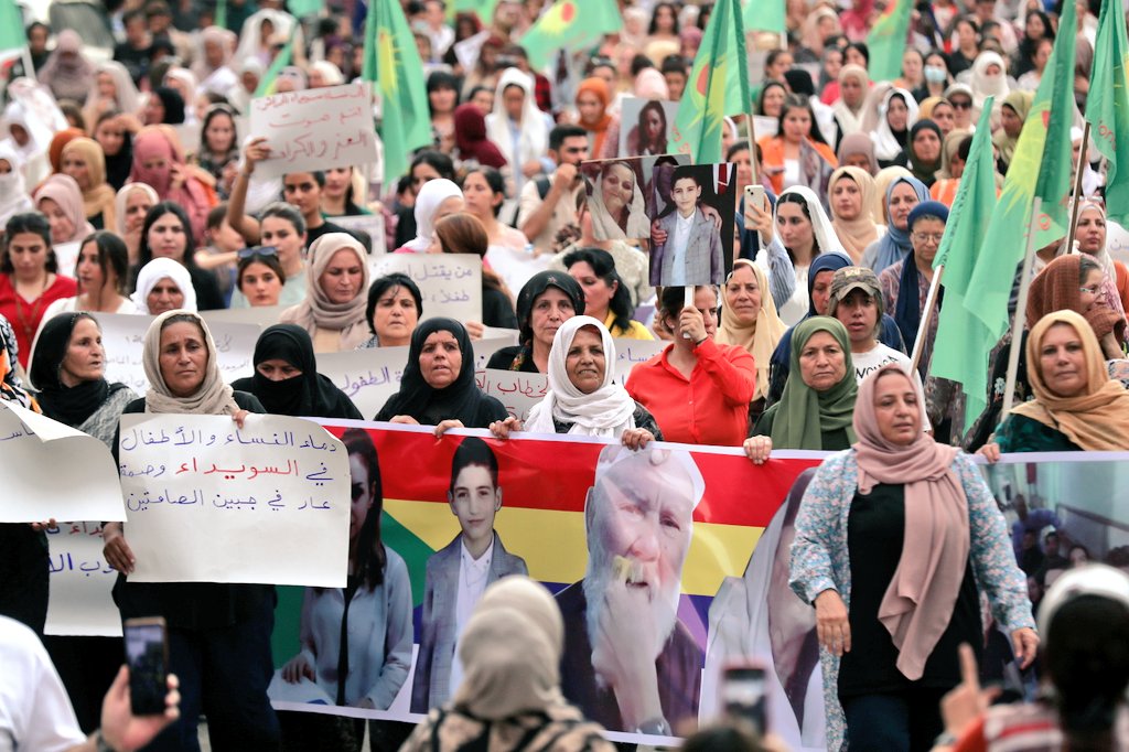 #Kurdish Syrian women carry placards during a march to in support for the people of #Sweida in the eastern city of #Qamishli on July 17, 2025.