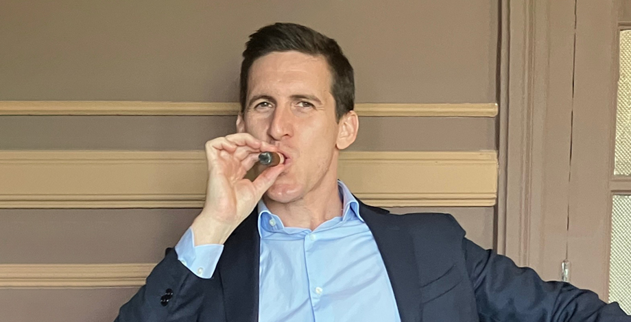 El primer habano de Juan Vizuete fue un Cohiba Siglo I y desde entonces, se ha convertido en un verdadero apasionado de los #Habanos. 🔥 Con un  Romeo y Julieta Petit Churchills en la mano, dialoga con <a href="/AngelGM87/">Ángel García Muñoz</a>  sobre su trayectoria profesional, su música favorita y su