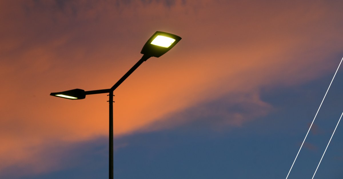 💡 La iluminación LED en pueblos y ciudades gana terreno por sus ventajas:

✅ Ahorro energético (hasta 50 %)
🌙 Menos contaminación lumínica
♻️ Ecológica y reciclable
🔧 Bajo mantenimiento
🌡️ Resistente al clima
🔥 Menor emisión de calor

Sostenible y eficiente.

#SomosServeo