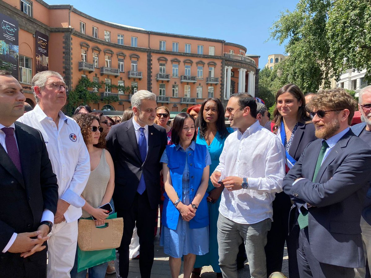 Երևանում բացվեց Շառլ Ազնավուրի արձանը:

Շնորհակալությունս Երևանի քաղաքապետին այս հիանալի նախաձեռնության համար: Շնորհակալությունս քանդակագործ Դավիթ Մինասյանին այս գեղարվեստական աշխատանքի համար: Շնորհակալ եմ նաև Ազնավուր ընտանիքին և հիմնադրամին, որոնք կենդանի ու վառ են պահում Շառլ