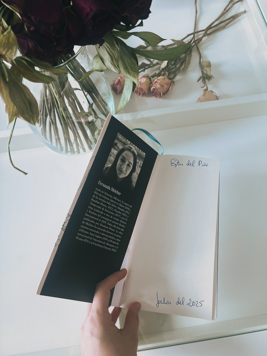 Nada, que ya estoy enganchada a una nueva novela. Me tiene fascinada y removida a partes iguales. «Falsa liebre» es el segundo libro que leo de Fernanda Melchor.