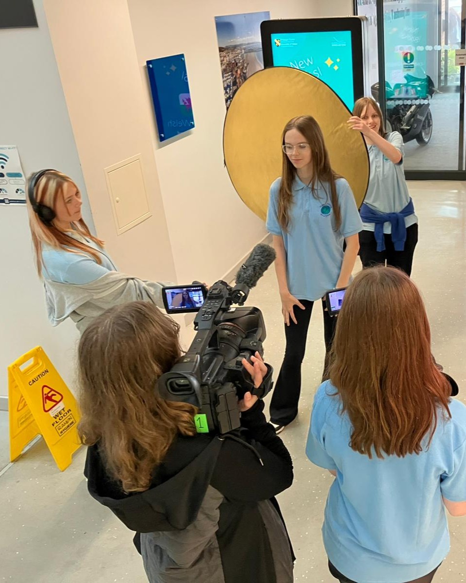 UWTSD's tweet image. We wrapped up our final Schools event of the year with 90 Year 9 & 10 pupils from Ysgol Gymraeg Ystalyfera Bro Dur at our Swansea Waterfront campus! They explored hands-on sessions from Automotive Design to Policing. A great day of inspiration and discovery! 👏📚