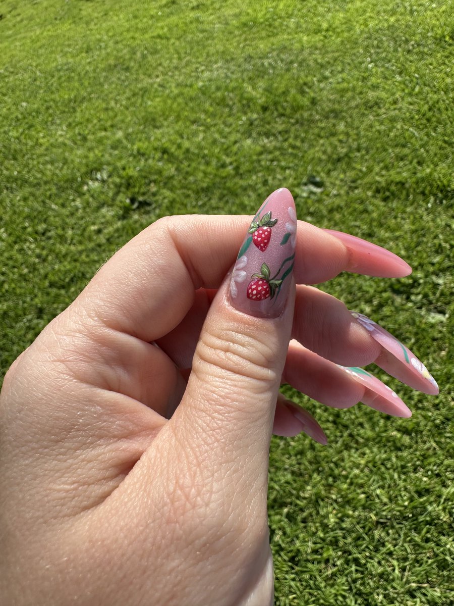 eeliisaaaa's tweet image. New nails because summer is finally here! ☀️
