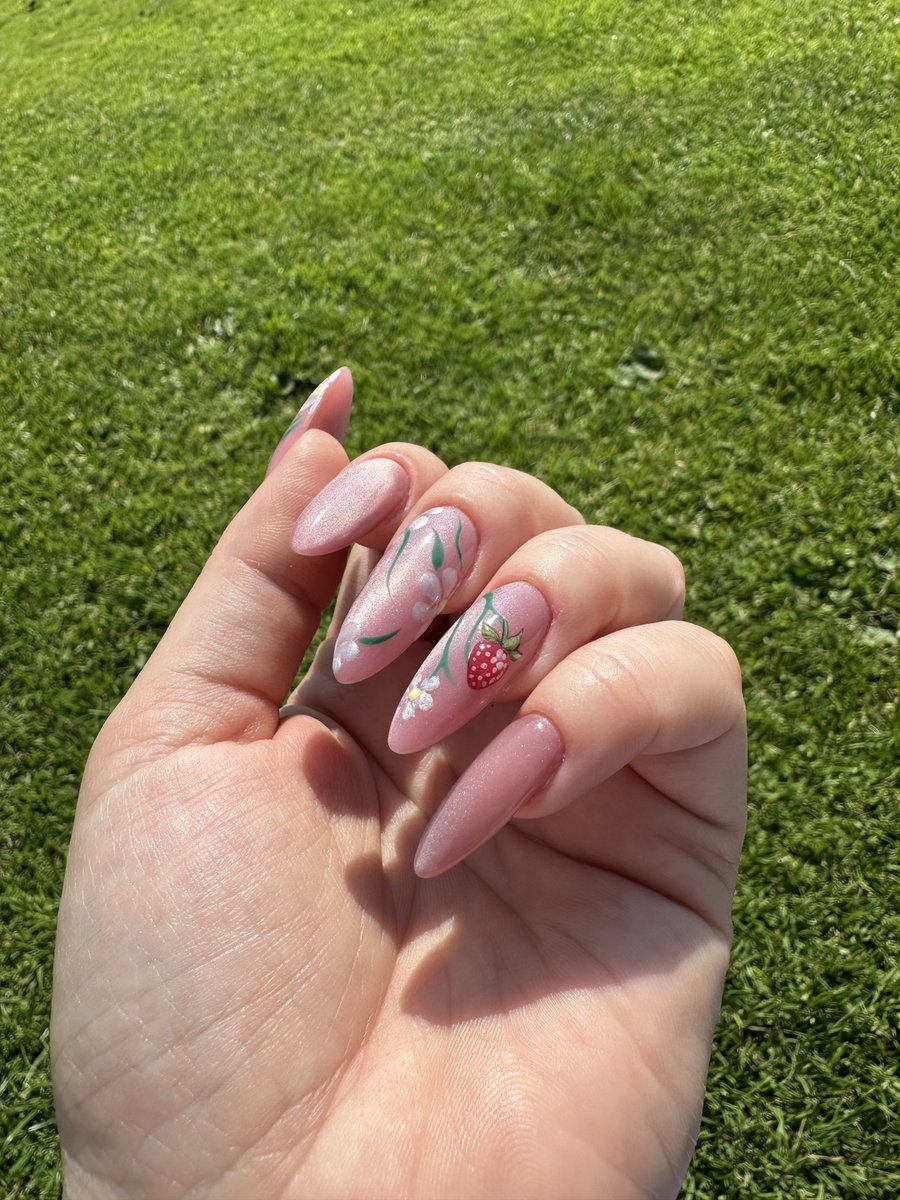 eeliisaaaa's tweet image. New nails because summer is finally here! ☀️