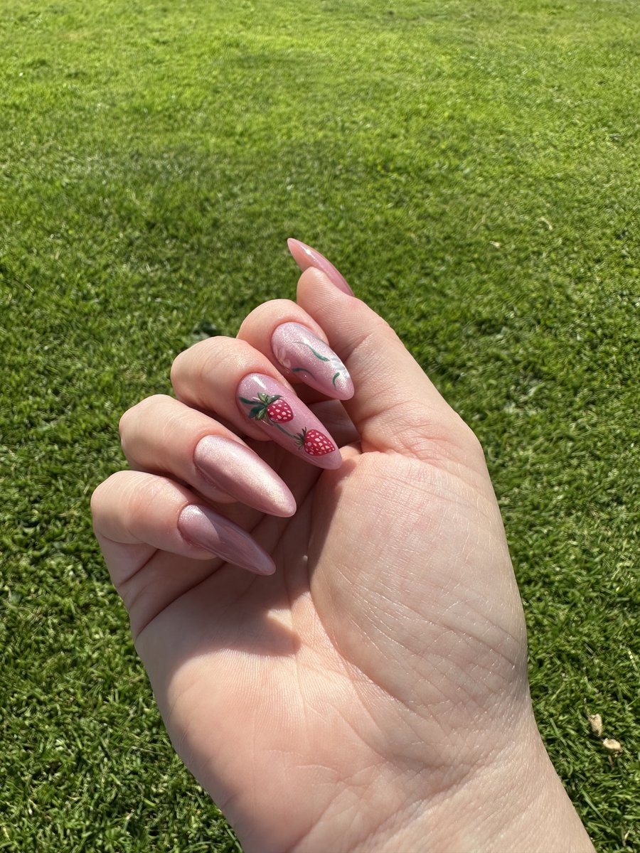 eeliisaaaa's tweet image. New nails because summer is finally here! ☀️