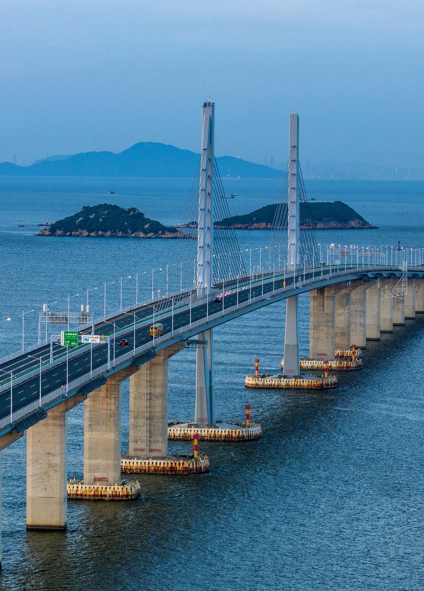 LiuXininBeijing's tweet image. Why are more and more people falling for China?
Because the view is better without the filters 📸💥
From world-class infrastructure to peaceful cooperation, China's modernization isn’t about turning inward. It's about building bridges, literally and globally.
Zheng Bijian, the…