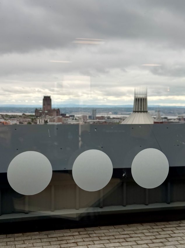 _MikeMcCartney_'s tweet image. The view from the 10th floor cafe of the luvly, new #LpoolRoyalHospital👌It was nice Visiting a relie, instead of Being visited..for a change!