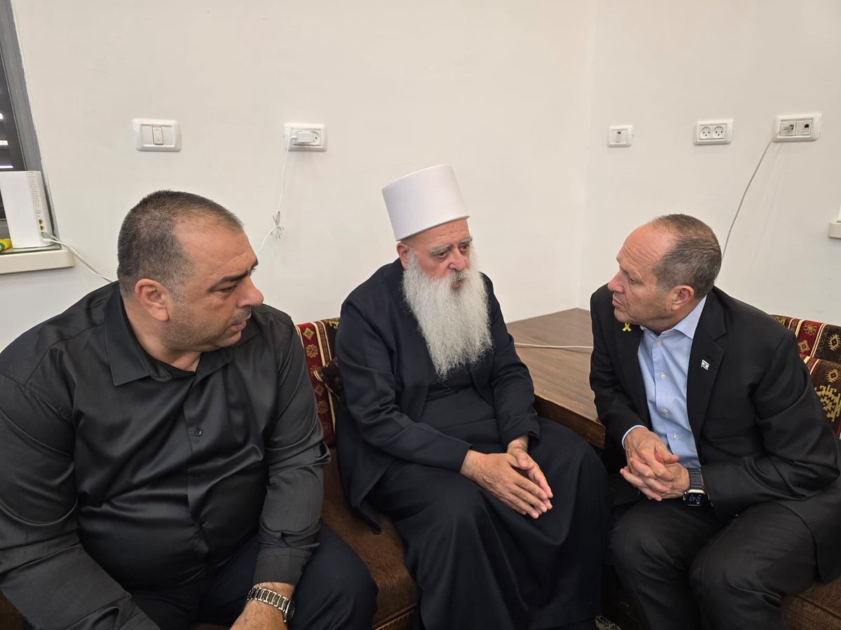 NirBarkat's tweet image. הבוקר הגעתי יחד עם ח״כ עפיף עבד אל השייח’ מואפק טריף, המנהיג הרוחני של העדה הדרוזית, כדי להביע הזדהות ותמיכה על רקע האירועים הקשים לאחיהם של בני העדה בסוריה. משם המשכתי לגבול סוריה, כדי לעמוד לצד אחינו הדרוזים בארץ ואלו שמעבר לגבול.
מזה דורות שהעדה הדרוזית בארץ עומדת כתף אל כתף…