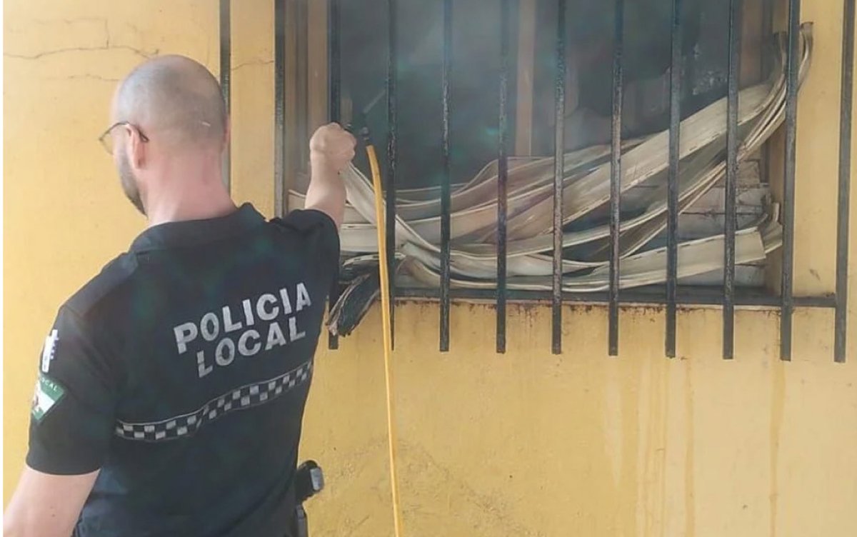 LIV Promoción de Ingreso a #PolicíaLocalAndalucía | ¡No se puede empezar mejor! Primeros días de prácticas y ya han salvado vidas. 👏🏼👏🏼
▪️Policía Local de Níjar y Bomberos incendio goo.su/c2lGNw4
▪️S.O.S telefónico a un conductor en su primer día goo.su/OKORc