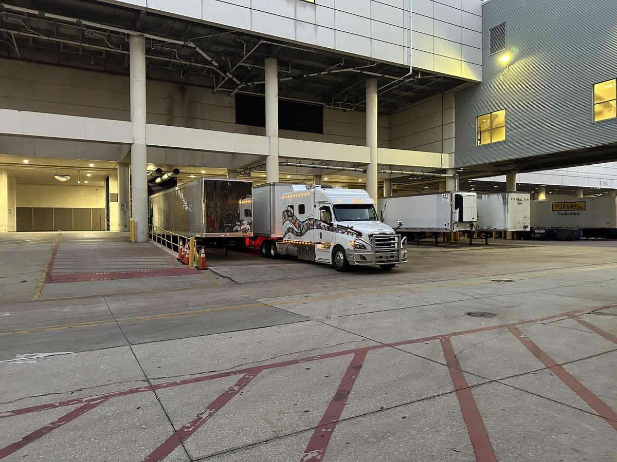 truckerDavidH's tweet image. Calm before the storm this morning, I mean load in. I have a hotel to load into Monday also. Hydrating early with a bottle of water before it gets crazy hot and humid.