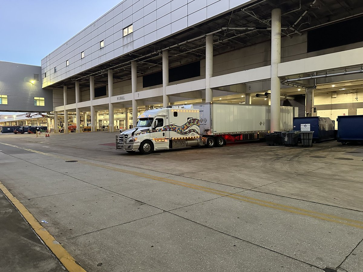 truckerDavidH's tweet image. Calm before the storm this morning, I mean load in. I have a hotel to load into Monday also. Hydrating early with a bottle of water before it gets crazy hot and humid.