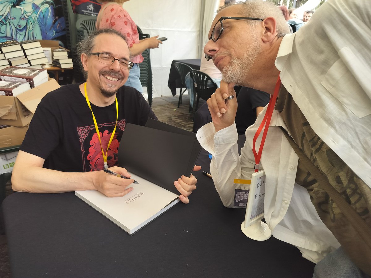 Sesión de firmas de <a href="/danielpespinosa/">Daniel P. Espinosa</a>.

Por la tarde a las 18h, más en la caseta de <a href="/RedKeyBooks/">Red Key Books</a> y <a href="/ObscuraEditori1/">Obscura Editorial</a>.