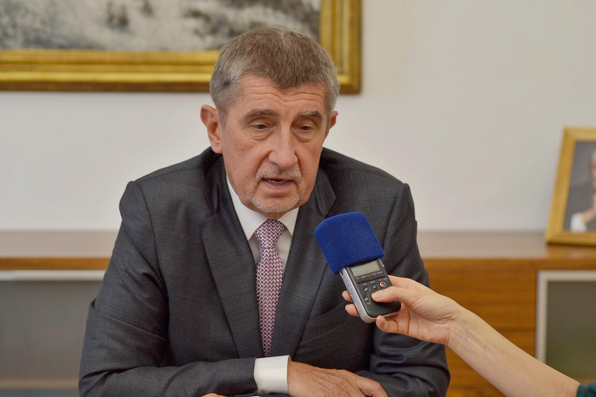 LudekNie's tweet image. Pan Babiš odmítá navyšovat výdaje na obranu dohodnuté s našimi partnery v NATO, chce zrušit českou muniční iniciativu a souzní s myšlenkou referenda o členství Česka v EU. To už není jen populismus, ale hra s ohněm. Uvědomuje si, kam to může vést - či přesně ví, čeho tím dosáhne?