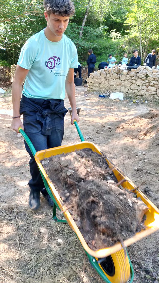 Auzolandegietan parte hartzeak elkartzen gaitu!
Aire librea, esperientzia berriak, lagun berriak eta baita ere… lan pixka bat 😉
14 eta 17 urte bitarteko 20 gazterekin Arraia-Maeztun bizi izan dugunaren irudi batzuk partekatzen ditugu. Bizitza osorako esperientzia!
#gazteaukera