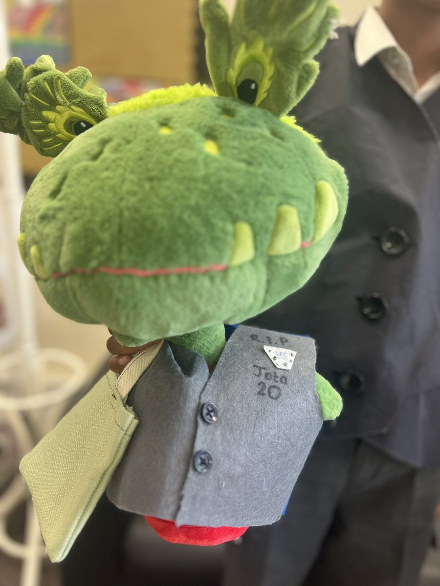 MountStewartSch's tweet image. 🎉 Excited to see a young designer working on a waistcoat inspired by Savile Row! 🧵✨ The creativity and talent at such a young age is so inspiring. He even made a bag to match! #FutureFashion #DT #SavileRow