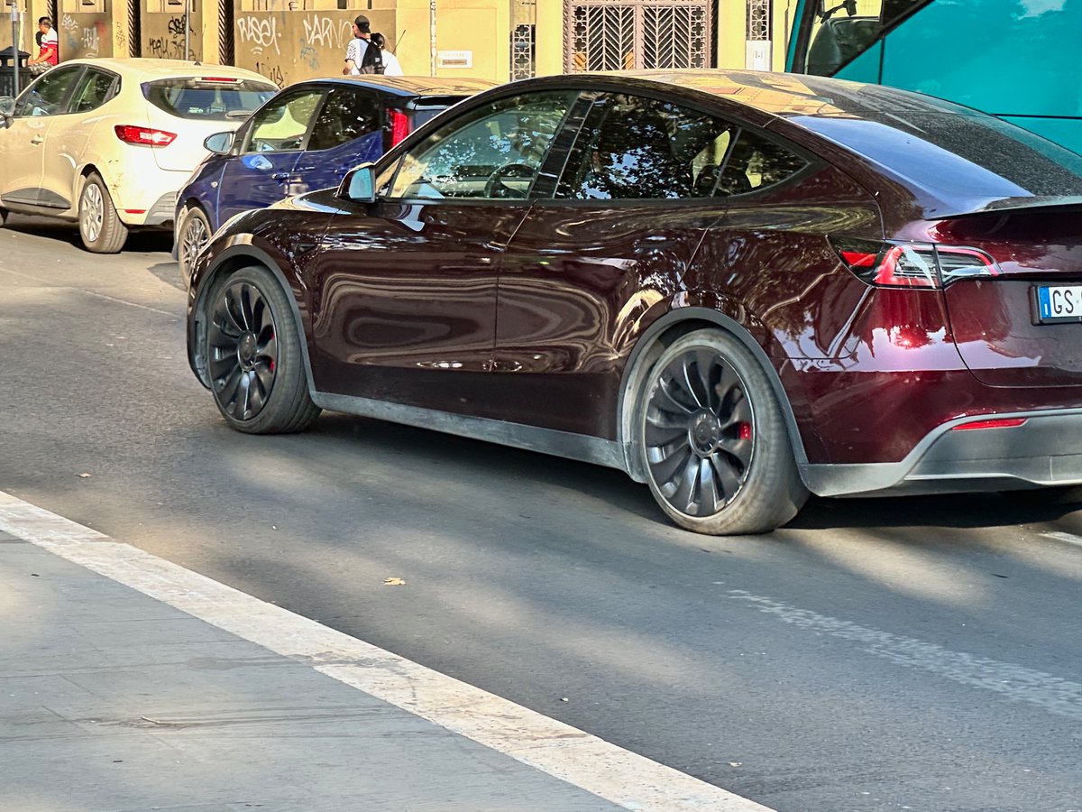 nusairat's tweet image. Finally saw this car in person, and it is truly one of the coolest colour tesla's. Which weirdly it looks like Berlin no longer makes this colour :(