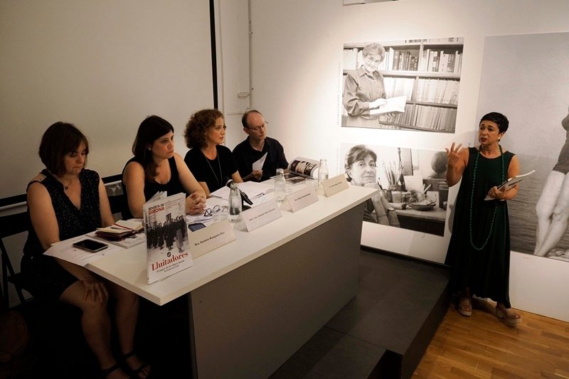 Museu d'Història de Girona (@mhistoria_gi) on Twitter photo Nombrós públic a la presentació del dossier “Lluitadores. El paper de les dones durant la Guerra Civil”, de la Revista de Girona <a href="/DiputacioGirona/">Diputació de Girona</a>
Interessantíssima taula rodona amb <a href="/gemmabusquets/">Gemma Busquets Ros</a>, Glòria Granell i <a href="/Gerardbague/">Gerard Bagué</a>.
📰 Lectura recomanable de l'estiu.
📷 Pere Duran Nombrós públic a la presentació del dossier “Lluitadores. El paper de les dones durant la Guerra Civil”, de la Revista de Girona <a href="/DiputacioGirona/">Diputació de Girona</a>
Interessantíssima taula rodona amb <a href="/gemmabusquets/">Gemma Busquets Ros</a>, Glòria Granell i <a href="/Gerardbague/">Gerard Bagué</a>.
📰 Lectura recomanable de l'estiu.
📷 Pere Duran