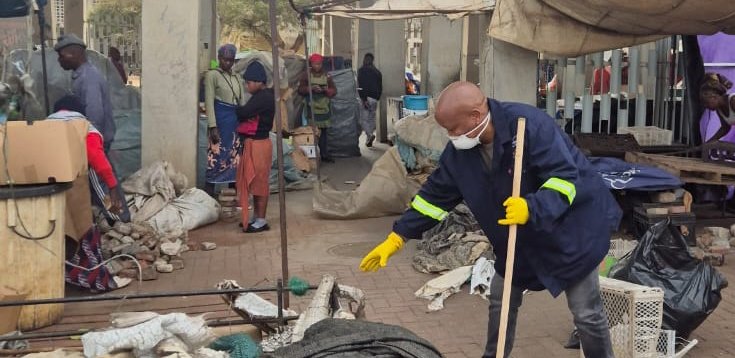jhbproperty's tweet image. Our second stop for #MandelaDay is a community clean-up in and around the historic Walter Sisulu Square of Dedication in Kliptown.
Together with local volunteers and informal traders we rolled up our sleeves to help restore pride in this iconic public space #67Minutes