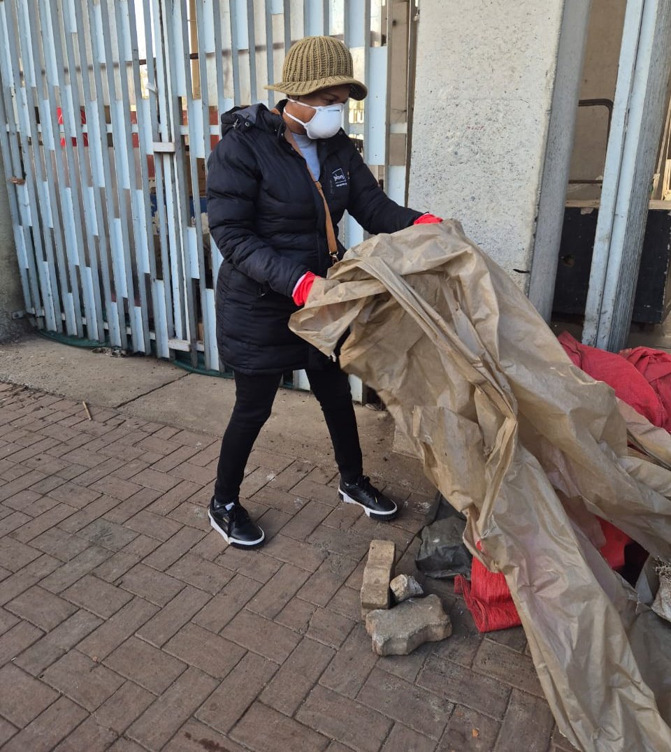 jhbproperty's tweet image. Our second stop for #MandelaDay is a community clean-up in and around the historic Walter Sisulu Square of Dedication in Kliptown.
Together with local volunteers and informal traders we rolled up our sleeves to help restore pride in this iconic public space #67Minutes
